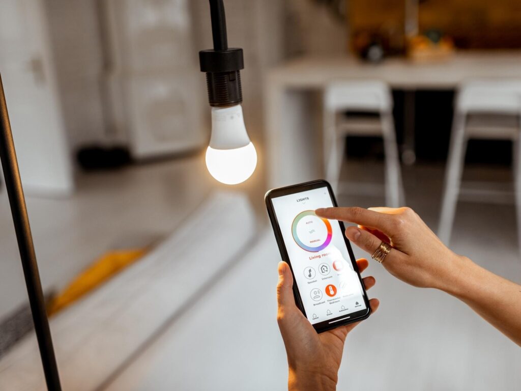 Conheça os principais tipos de lâmpadas inteligentes compatíveis com Alexa e Google e veja qual se adapta melhor ao seu espaço e rotina.